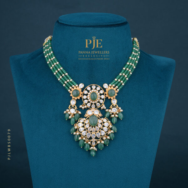 PEARLS SHORT NECKLACE