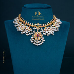 PEARLS SHORT NECKLACE