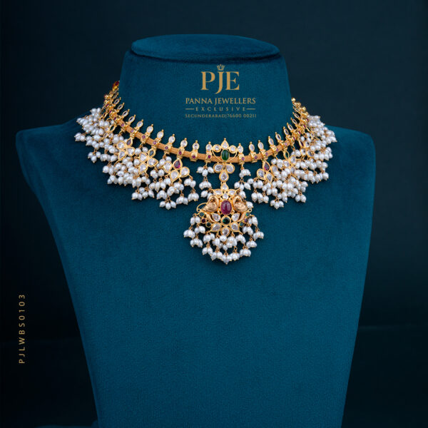 PEARLS SHORT NECKLACE