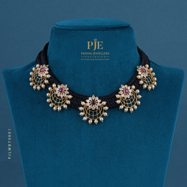 BLACK THREAD NECKLACE