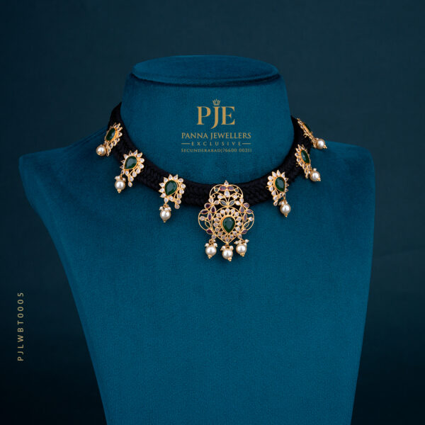 BLACK THREAD NECKLACE