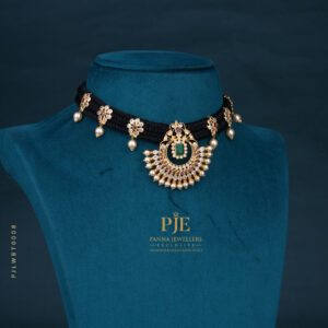 BLACK THREAD NECKLACE