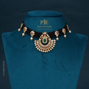 BLACK THREAD NECKLACE