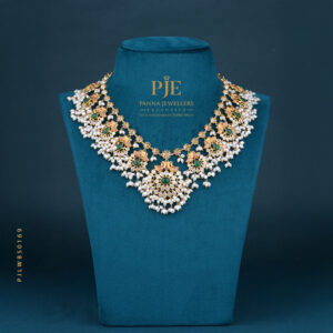 PEARLS SHORT NECKLACE
