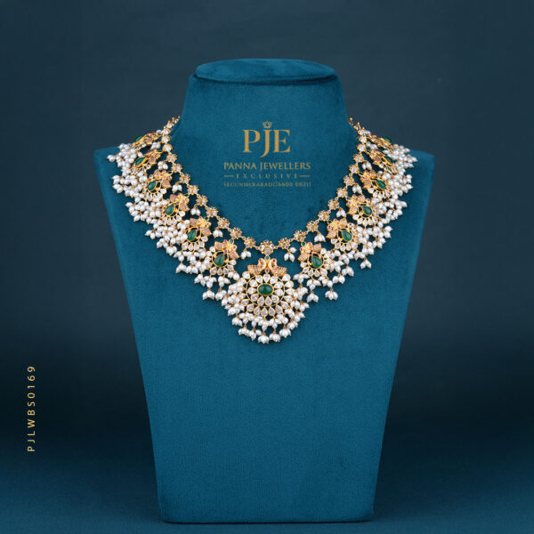 PEARLS SHORT NECKLACE