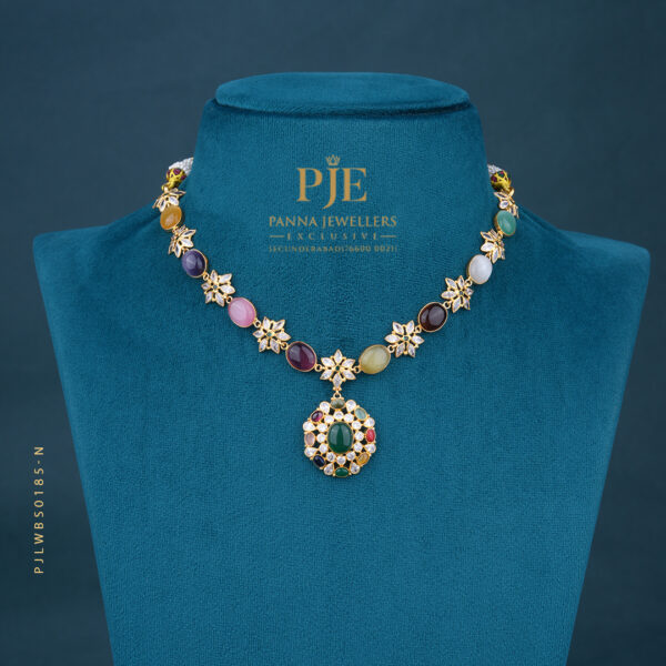 PEARLS SHORT NECKLACE