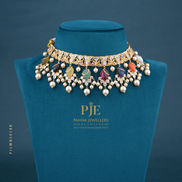 PEARLS SHORT NECKLACE