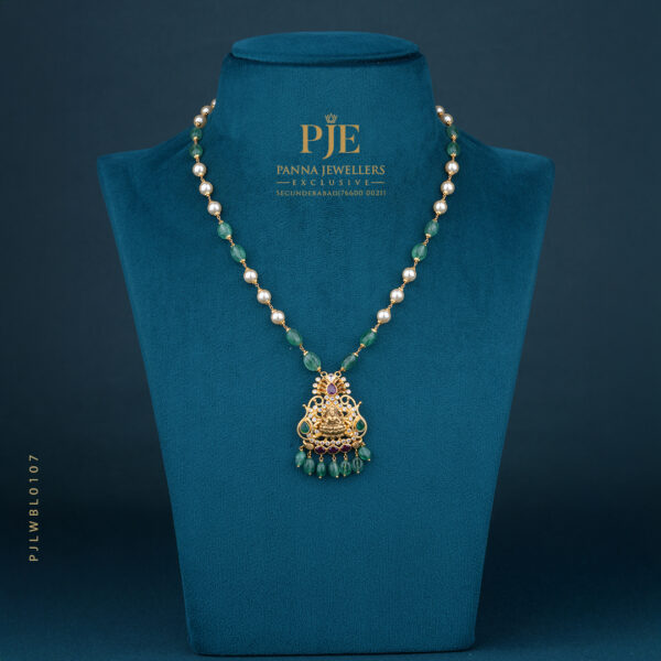 PEARLS SHORT NECKLACE