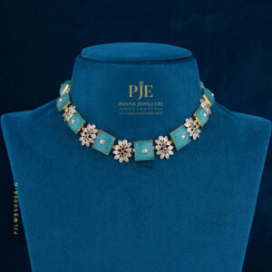 PEARLS SHORT NECKLACE