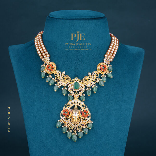 PEARLS SHORT NECKLACE