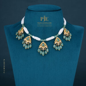 PEARLS SHORT NECKLACE