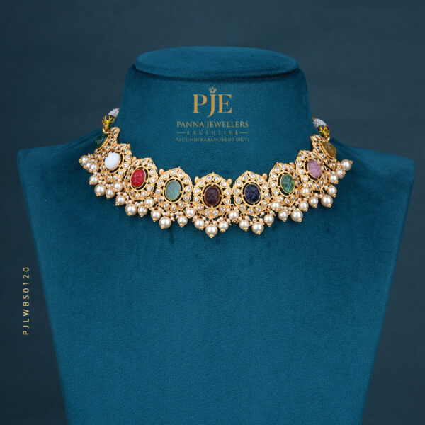 PEARLS SHORT NECKLACE