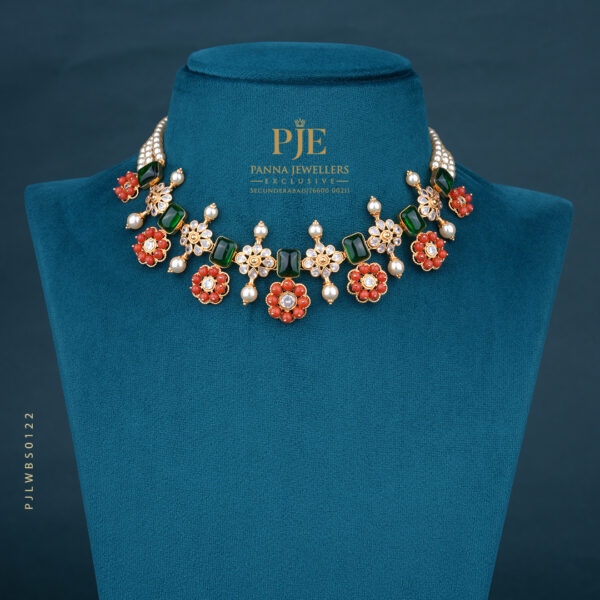 PEARLS SHORT NECKLACE