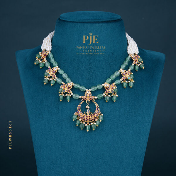 PEARLS SHORT NECKLACE