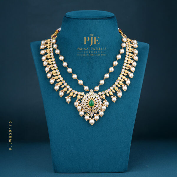 PEARLS SHORT NECKLACE