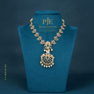 PEARLS SHORT NECKLACE