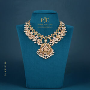PEARLS SHORT NECKLACE