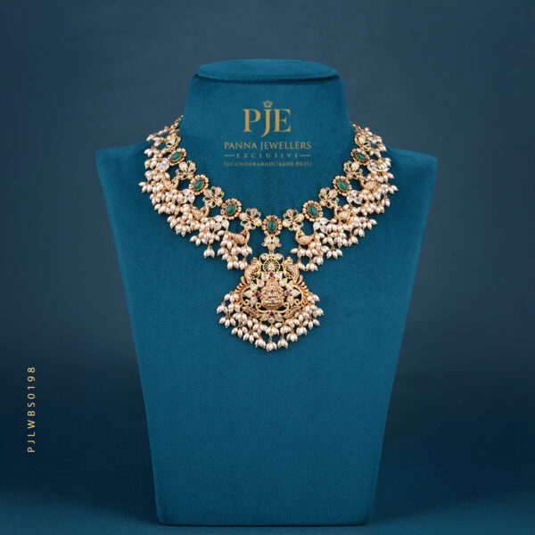 PEARLS SHORT NECKLACE