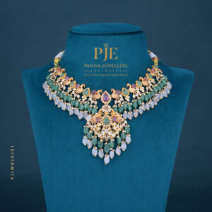 PEARLS SHORT NECKLACE