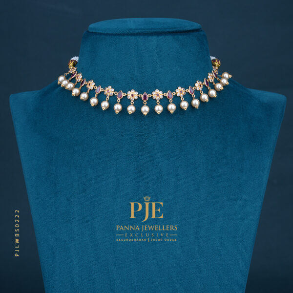 PEARLS SHORT NECKLACE