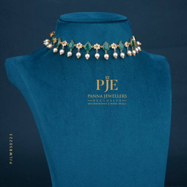 PEARLS SHORT NECKLACE