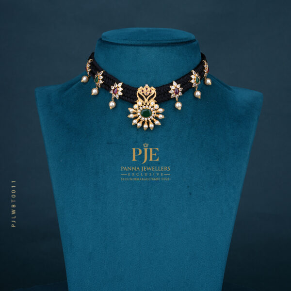 BLACK THREAD NECKLACE