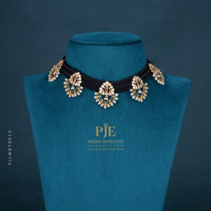 BLACK THREAD NECKLACE
