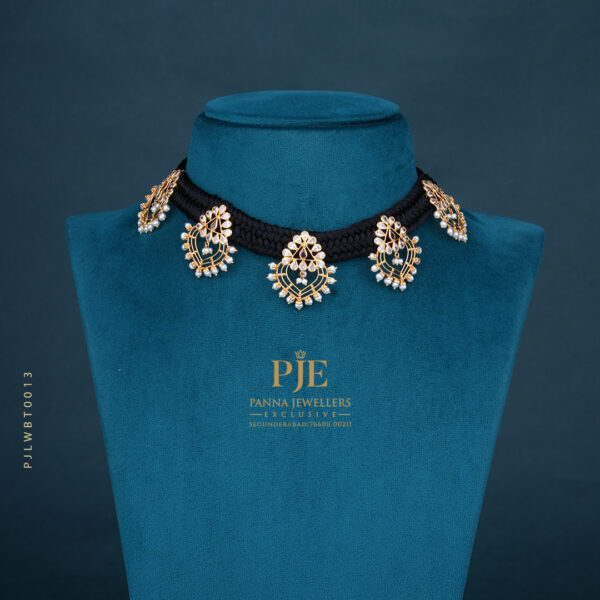 BLACK THREAD NECKLACE