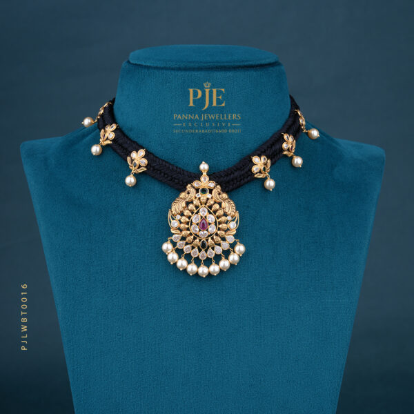 BLACK THREAD NECKLACE